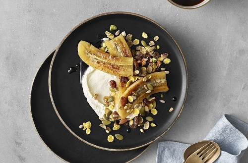 Stekta bananer och müsli med tjock yoghurt och lönnsirap